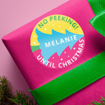 パーソナライズされたNo peeking Bright Neon Christmas Tree ラウンドシール<br><div class="desc">私たちのポップ・アートのフェスティバル、おもしろい、ネオンカラフルノピーキングステッカーであなたのクリスマスプレゼントにネオンを追加。我々のデザインはおもしろいクリスマスツリーのデザインが降り白い雪を備えている。鮮やかな黄色、緑、マゼンタ、ティール（緑がかった色）の色を使用して、明るくフェスティバルのクリスマスのデザインを作モダン成する。名カスタマイズ前クリスマスプレゼントに追加するのに最適。Moodothy Paperyによるアートワーク</div>