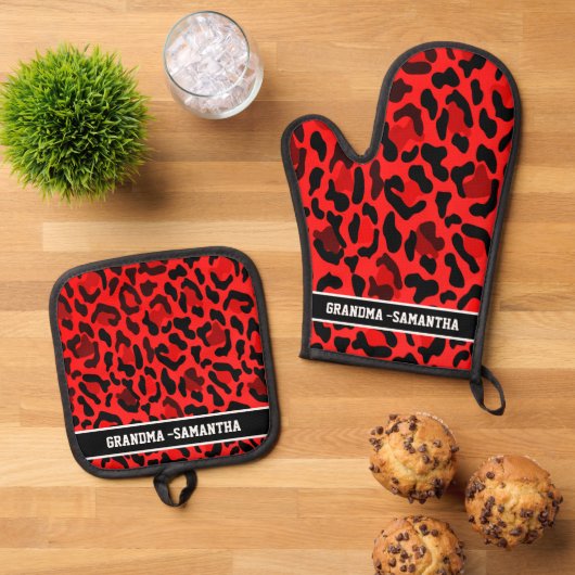 パーソナライズされたRed Leopard Printおばあちゃんの名前 鍋つかみ&鍋敷きセット (トップダウン)