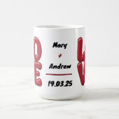 パーソナライズされたRed LOVE Magの名前と日付 コーヒーマグカップ (中央)