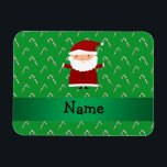 パーソナライズされたsanta green candiesと名付ける マグネット<br><div class="desc">赤いスーツ、白いカスタムひげ、緑のミトンとポンポン付きの帽子、緑のキャンディーパターンの背景と緑のことわざとパーソナライズされたは、あなたの独自のイニシャルを作成し、名前、モノグラム、またはやを付けストライプる。かわいいサンタ子供へギフトアイディアと女の子と男の子。可愛いクリスマスサンタギフトアイディア。itボもしタンをカスタマイズ押すと、フォントの色や種類を変更できる。</div>