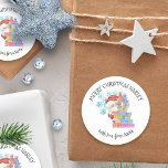 パーソナライズされたSanta Kids Christmas Gift ラウンドシール<br><div class="desc">パーソナライズされたクリスマス飾のシールは子供へサンタの可愛い水色のイラストレーションとギフトの山の外を見て雪の結晶と。文言は完全に編集可能で、タイポグラフィで文字お洒落付け。現在読は「サンタマンの愛でメリークリスマス（名前）」。ギフトラップとラベルの調整のために私の店を参照しなさい。</div>