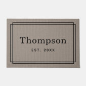 パーソナライズされたTaupe Grayファミリー姓モノグラム ドアマット (正面)