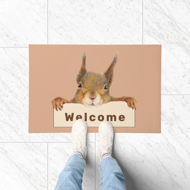 パーソナライズされたWelcome Squirrel Holding Sign ドアマット (室内)