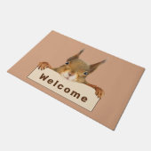 パーソナライズされたWelcome Squirrel Holding Sign ドアマット (アングル)