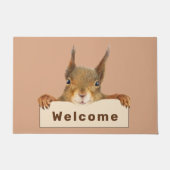 パーソナライズされたWelcome Squirrel Holding Sign ドアマット (正面)