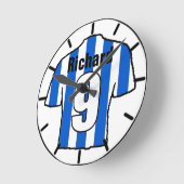 パーソナライズするサッカーファンシャツ。 ラウンド壁時計 (傾斜)