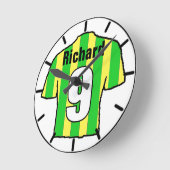 パーソナライズするサッカーファンシャツ。 ラウンド壁時計 (傾斜)