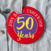 パーソナライズする50番目の誕生日バッジ。 缶バッジ (インサイチュ)