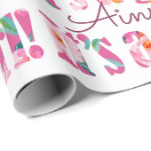 パーソナライズそれは女の子のマゼンタの花のフォントです ラッピングペーパー (ロールコーナー)