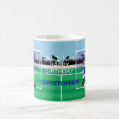 パーソナライズでかわいいサッカーの男の子 コーヒーマグカップ (中央)