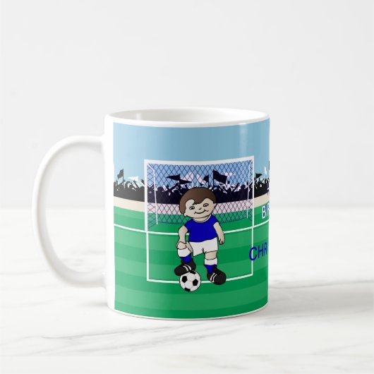 パーソナライズでかわいいサッカーの男の子 コーヒーマグカップ (左)