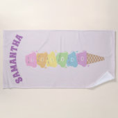 パーソナライズでかわいい虹くまのアイスクリームコーン ビーチタオル (正面)