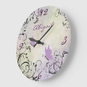 パーソナライズでかわいらしい紫色の蝶およびつる植物 ラージ壁時計 (傾斜)