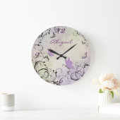 パーソナライズでかわいらしい紫色の蝶およびつる植物 ラージ壁時計 (ホーム)
