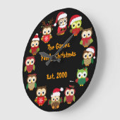 パーソナライズでカスタムなクリスマスのフクロウの時計 ラージ壁時計 (傾斜)