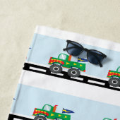 パーソナライズでカラフルなモンスタートラックのビーチタオル ビーチタオル (インサイチュ)