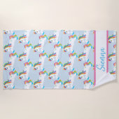 パーソナライズでカラフルな虹のユニコーンのビーチタオル ビーチタオル (正面)