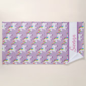 パーソナライズでカラフルな虹のユニコーンのビーチタオル ビーチタオル (正面)