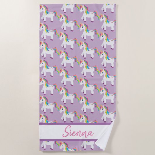 パーソナライズでカラフルな虹のユニコーンのビーチタオル ビーチタオル (正面)