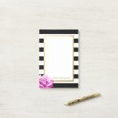 パーソナライズでモダンな白黒のストライプのピンクのバラ ポストイット (デスク上)