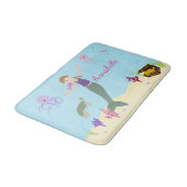 パーソナライズで暗いブロンドの人魚および海の友人 バスマット (アングル)