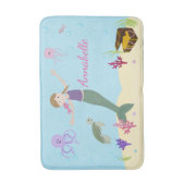 パーソナライズで暗いブロンドの人魚および海の友人 バスマット (正面縦)