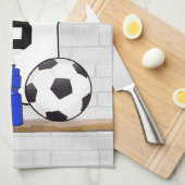 パーソナライズで白く黒いフットボールのサッカージャージー キッチンタオル (四つ折り)