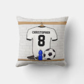 パーソナライズで白く黒いフットボールのサッカージャージー クッション (裏面)