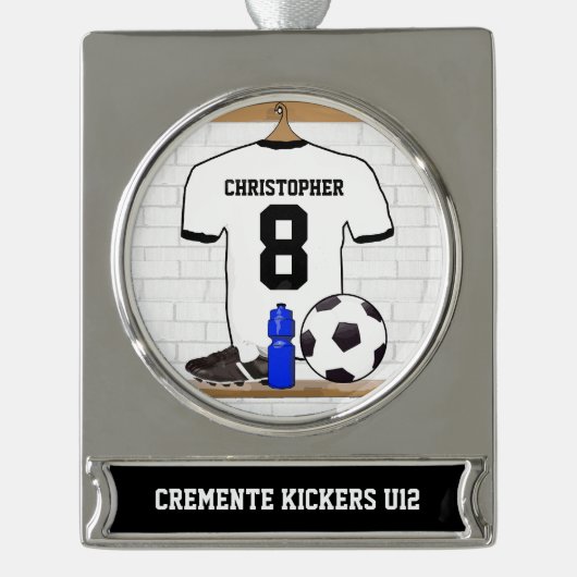 パーソナライズで白く黒いフットボールのサッカージャージー シルバープレートバナーオーナメント (正面)