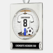パーソナライズで白く黒いフットボールのサッカージャージー シルバープレートバナーオーナメント (左)