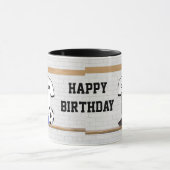 パーソナライズで白く黒いフットボールのサッカージャージー マグカップ (中央)