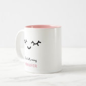 パーソナライズで眠い目はピンクおよび黒を打ちます ツートーンマグカップ (正面左)