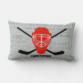 パーソナライズで赤いアイスホッケーのヘルメットおよび棒 ランバークッション (裏面)