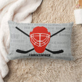パーソナライズで赤いアイスホッケーのヘルメットおよび棒 ランバークッション (ブランケット)