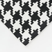 パーソナライズで赤い白黒の千鳥格子のなパターン フリースブランケット (角)