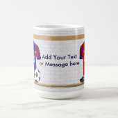 パーソナライズで赤くおよび青のフットボールのサッカージャージー コーヒーマグカップ (中央)