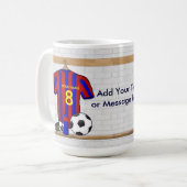 パーソナライズで赤くおよび青のフットボールのサッカージャージー コーヒーマグカップ (正面左)