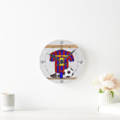 パーソナライズで赤くおよび青のフットボールのサッカージャージー ラウンド壁時計 (ホーム)