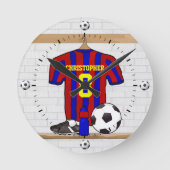 パーソナライズで赤くおよび青のフットボールのサッカージャージー ラウンド壁時計 (正面)