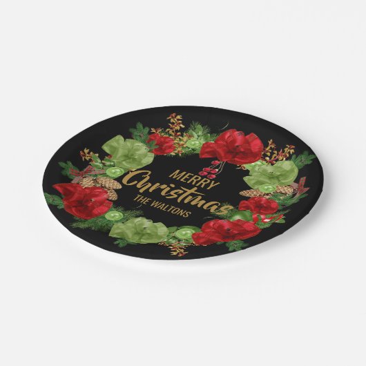 パーソナライズで赤く黒い金ゴールドのメリークリスマスのリース ペーパープレート (アングル)