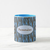 パーソナライズで青いシマウマ及びアニマルプリントのマグ マグカップ (中央)