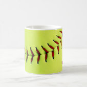 パーソナライズで黄色いソフトボールの球 コーヒーマグカップ (中央)