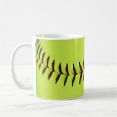 パーソナライズで黄色いソフトボールの球 コーヒーマグカップ (左)