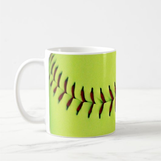 パーソナライズで黄色いソフトボールの球 コーヒーマグカップ (左)