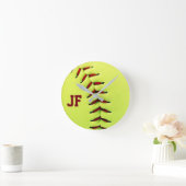 パーソナライズで黄色いソフトボールの球 ラウンド壁時計 (ホーム)