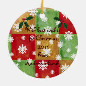 パーソナライズで黄色いラブラドールのクリスマスのモザイク セラミックオーナメント (裏面)