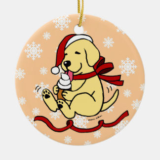 パーソナライズで黄色いラブラドールの漫画のクリスマス セラミックオーナメント