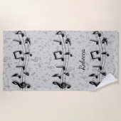 パーソナライズで黒いおよび灰色の音符 ビーチタオル (正面)