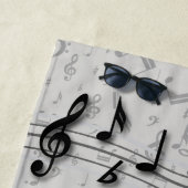 パーソナライズで黒いおよび灰色の音符 ビーチタオル (インサイチュ)