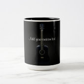 パーソナライズで黒いアコースティックギター音楽マグ ツートーンマグカップ (中央)